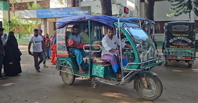 স্বজনদের হেফাজতে শিশুটির মরদেহ